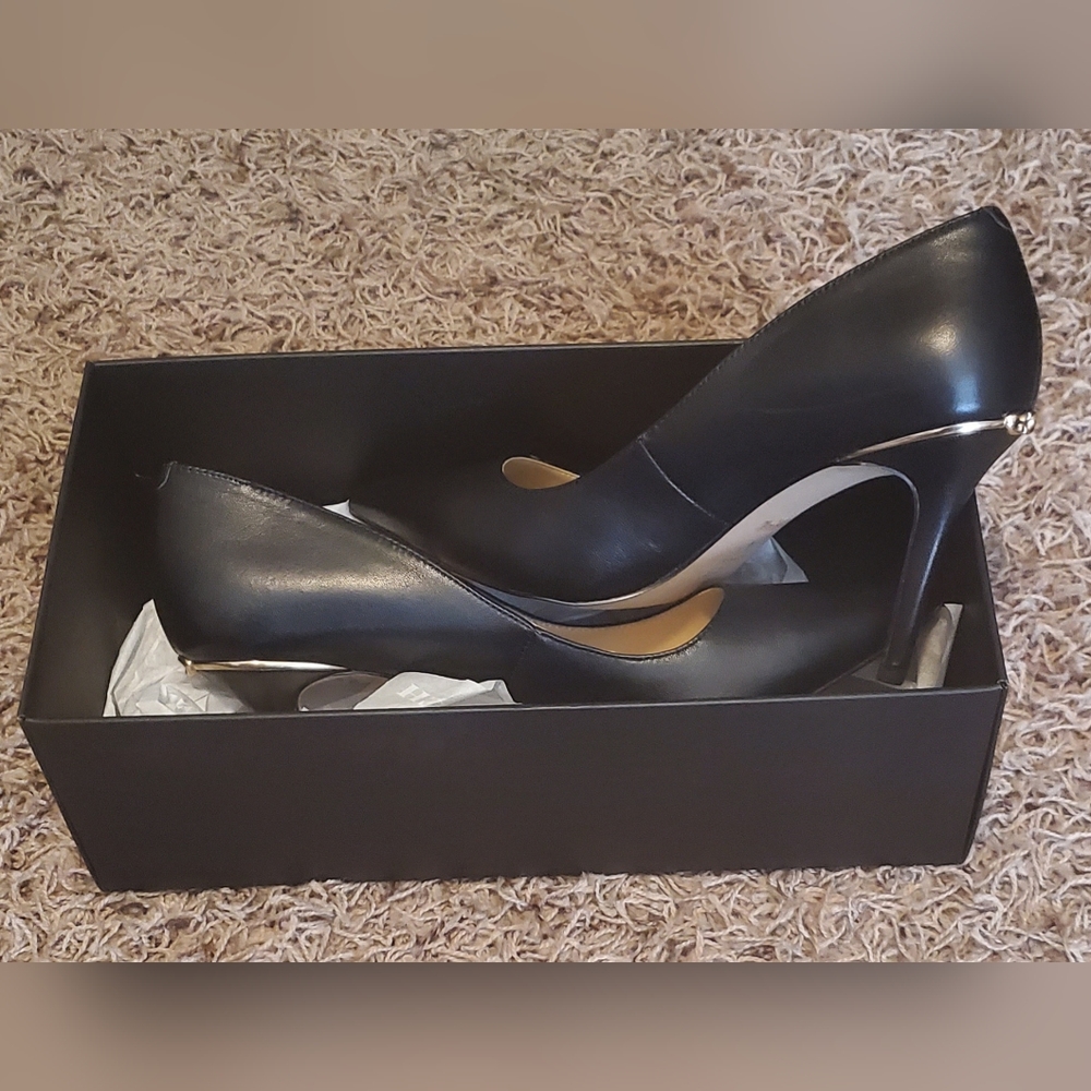 Size 8 - Wiley Signature Pumps by Coach!Black/Gold accents - Picture 4 of 5